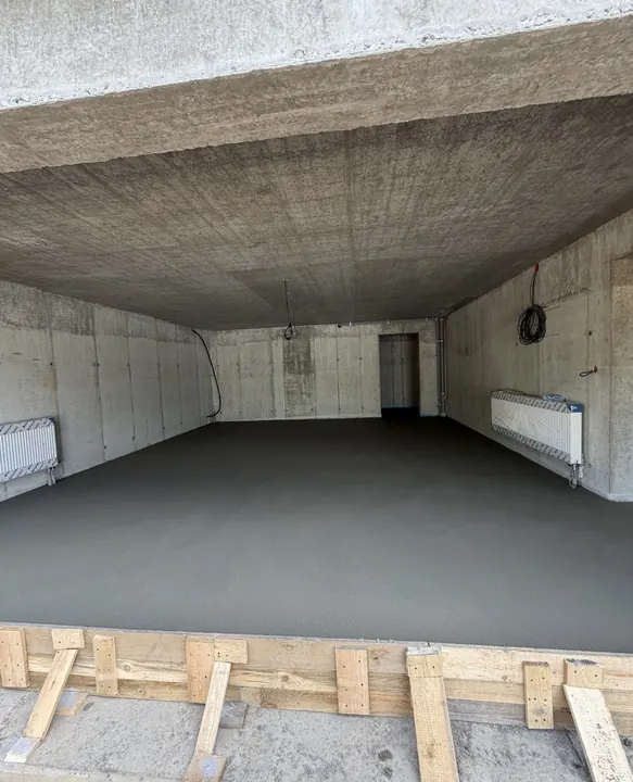 Betonový potěr v rozsáhlé místnosti rodinného domu