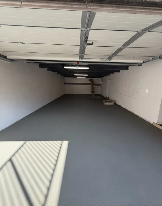 Hotový strojně hlazený betonový potěr v garáži