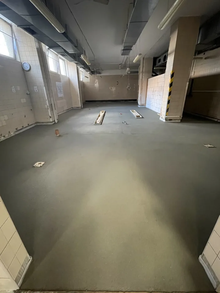 Rozsáhlá čerstvě realizovaná betonová podlaha v hale
