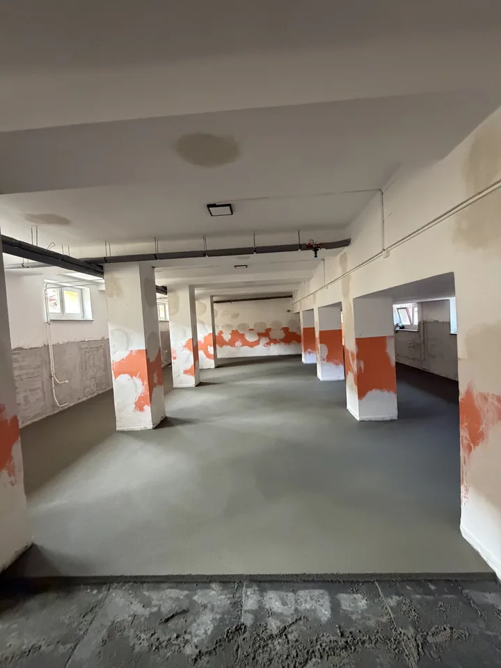 Strojně hlazená betonová podlaha v parkovacím a provozním prostoru
