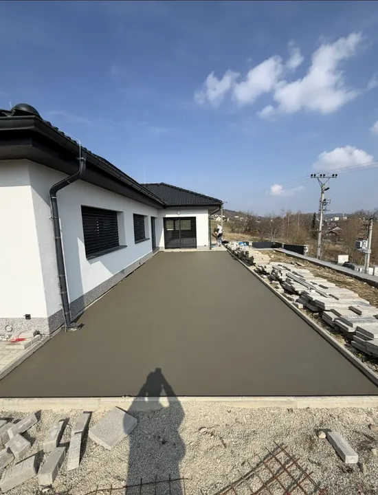 Strojně hlazený betonový potěr na venkovní ploše u rodinného domu